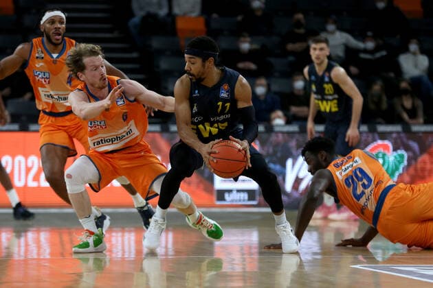 07.02.22, Neu Ulm, Deutschland, ratiopharm Arena, ratiopharm ulm vs. EWE Baskets Oldenburg - Basketball Bundesliga, Per Guenther (ratiopharm ulm) und Phil Pressey (EWE Baskets Oldenburg) im Zweikampf (Foto H. Langer) Neu Ulm ratiopharm Arena Bayern Deutschland