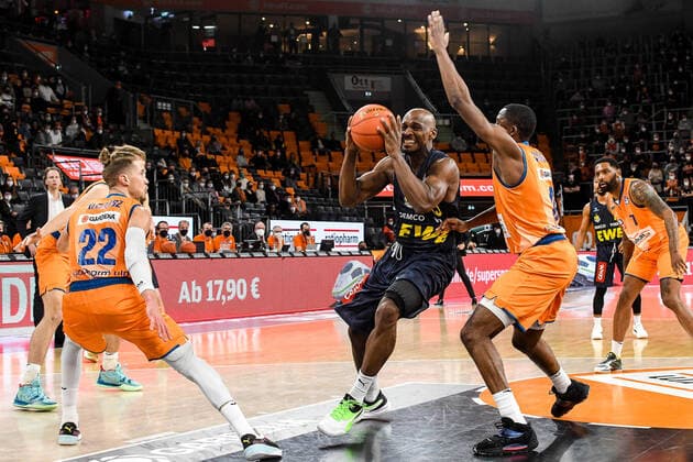 GER, BBL, ratiopharm ulm vs EWE Baskets Oldenburg 07.02.2022, ratiopharm arena, Neu-Ulm, GER, BBL, ratiopharm ulm vs EWE Baskets Oldenburg, im Bild Thomas Klepeisz (Ulm, 22), Rickey Paulding (Oldenburg, 23), Semaj Christon (Ulm, 0)