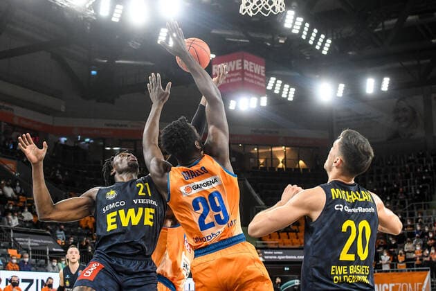 GER, BBL, ratiopharm ulm vs EWE Baskets Oldenburg 07.02.2022, ratiopharm arena, Neu-Ulm, GER, BBL, ratiopharm ulm vs EWE Baskets Oldenburg, im Bild Tai Odiase (Oldenburg, 21), Nat Diallo (Ulm, 29), Michal Michalak (Oldenburg, 20)