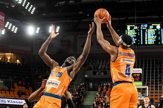 GER, BBL, ratiopharm ulm vs EWE Baskets Oldenburg 07.02.2022, ratiopharm arena, Neu-Ulm, GER, BBL, ratiopharm ulm vs EWE Baskets Oldenburg, im Bild Nat Diallo (Ulm, 29), Jaron Blossomgame (Ulm, 4)
