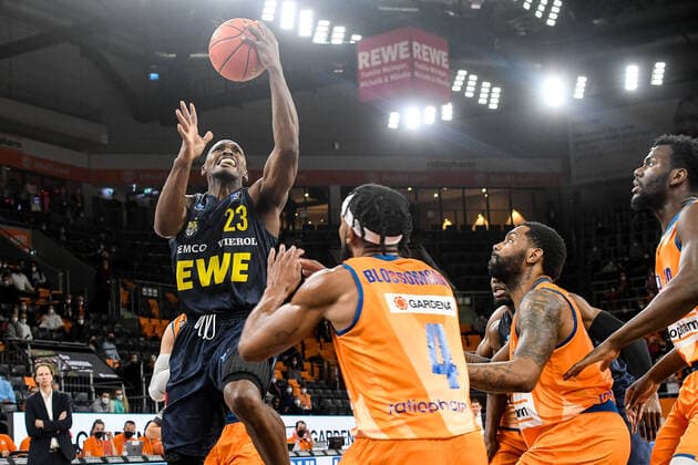 GER, BBL, ratiopharm ulm vs EWE Baskets Oldenburg 07.02.2022, ratiopharm arena, Neu-Ulm, GER, BBL, ratiopharm ulm vs EWE Baskets Oldenburg, im Bild Rickey Paulding (Oldenburg, 23), Jaron Blossomgame (Ulm, 4), Sindarius Thornwell (Ulm, 7)