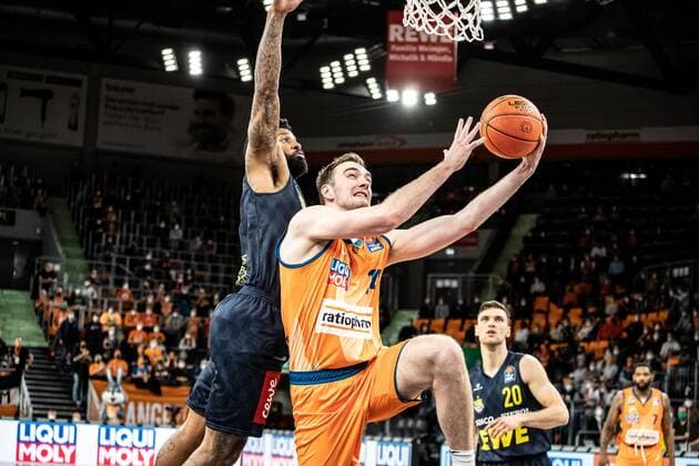 Philipp Herkenhoff (Ratiopharm Ulm 14), Cameron Clark (Ewe Baskets Oldenburg, 15) GER, Ratiopharm Ulm vs. EWE Baskets Oldenburg, easycredit 1.Bundesliga Basketball, 20.Spieltag, Saison 2021 22, 07.02.2022 Ratiopharm Ulm vs. EWE Baskets Oldenburg, 1.Basketball Bundesliga Neu-Ulm Copyright: xEibner-Pressefoto RogerxBuerkex EP_EER