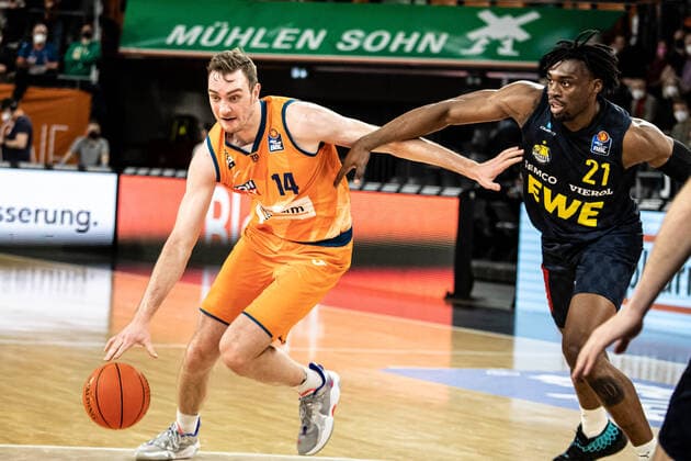 Philipp Herkenhoff (Ratiopharm Ulm 14), Tai Odiase (Ewe Baskets Oldenburg, 21) GER, Ratiopharm Ulm vs. EWE Baskets Oldenburg, easycredit 1.Bundesliga Basketball, 20.Spieltag, Saison 2021 22, 07.02.2022 Ratiopharm Ulm vs. EWE Baskets Oldenburg, 1.Basketball Bundesliga Neu-Ulm Copyright: xEibner-Pressefoto RogerxBuerkex EP_EER