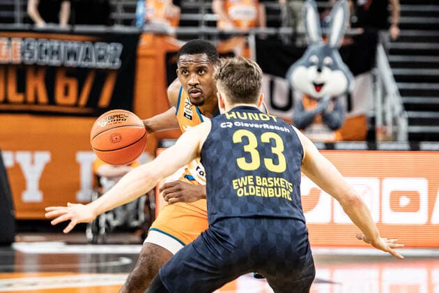 Semaj Christon (Ratiopharm Ulm 01), Bennet Hundt (Ewe Baskets Oldenburg, 33) GER, Ratiopharm Ulm vs. EWE Baskets Oldenburg, easycredit 1.Bundesliga Basketball, 20.Spieltag, Saison 2021 22, 07.02.2022 Ratiopharm Ulm vs. EWE Baskets Oldenburg, 1.Basketball Bundesliga Neu-Ulm Copyright: xEibner-Pressefoto RogerxBuerkex EP_EER