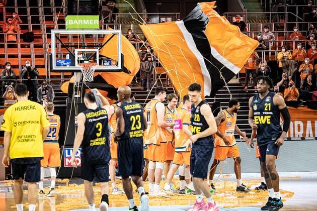 ENDSTAND 86:78, RATIOPHARM ULM BESIEGT DIE EWE BASKETS OLDENBURG Jubel bei Ratiopharm Ulm GER, Ratiopharm Ulm vs. EWE Baskets Oldenburg, easycredit 1.Bundesliga Basketball, 20.Spieltag, Saison 2021 22, 07.02.2022 Ratiopharm Ulm vs. EWE Baskets Oldenburg, 1.Basketball Bundesliga Neu-Ulm Copyright: xEibner-Pressefoto RogerxBuerkex EP_EER