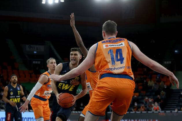 07.02.22, Neu Ulm, Deutschland, ratiopharm Arena, ratiopharm ulm vs. EWE Baskets Oldenburg - Basketball Bundesliga, Thomas Klepeisz (ratiopharm ulm), Michal Michalak (EWE Baskets Oldenburg) und Philipp Herkenhoff (ratiopharm ulm) im Zweikampf (Foto H. Langer) Neu Ulm ratiopharm Arena Bayern Deutschland
