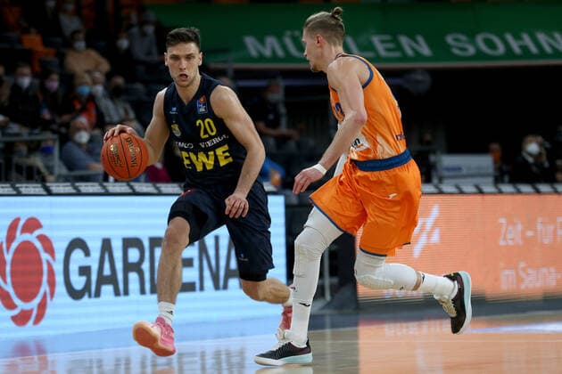 07.02.22, Neu Ulm, Deutschland, ratiopharm Arena, ratiopharm ulm vs. EWE Baskets Oldenburg - Basketball Bundesliga, Michal Michalak (EWE Baskets Oldenburg) und Thomas Klepeisz (ratiopharm ulm) im Zweikampf (Foto H. Langer) Neu Ulm ratiopharm Arena Bayern Deutschland