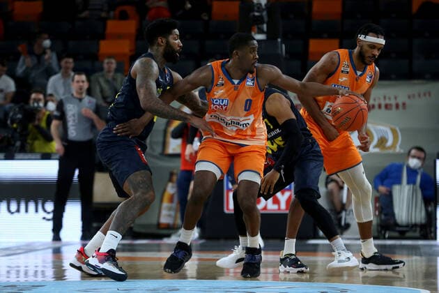 07.02.22, Neu Ulm, Deutschland, ratiopharm Arena, ratiopharm ulm vs. EWE Baskets Oldenburg - Basketball Bundesliga, Cameron Clark (EWE Baskets Oldenburg), Semaj Christon (ratiopharm ulm) und Jaron Blossomgame (ratiopharm ulm) im Zweikampf (Foto H. Langer) Neu Ulm ratiopharm Arena Bayern Deutschland