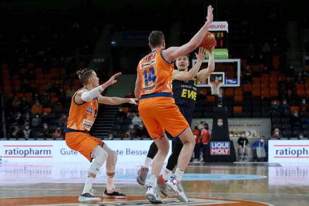 07.02.22, Neu Ulm, Deutschland, ratiopharm Arena, ratiopharm ulm vs. EWE Baskets Oldenburg - Basketball Bundesliga, Thomas Klepeisz (ratiopharm ulm), Philipp Herkenhoff (ratiopharm ulm) und Bennet Hundt (EWE Baskets Oldenburg) im Zweikampf (Foto H. Langer) Neu Ulm ratiopharm Arena Bayern Deutschland
