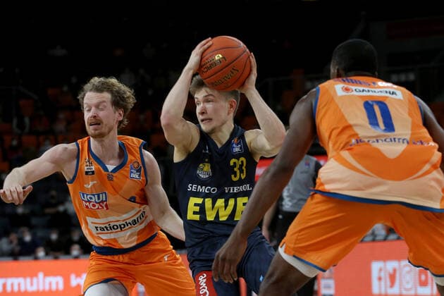 07.02.22, Neu Ulm, Deutschland, ratiopharm Arena, ratiopharm ulm vs. EWE Baskets Oldenburg - Basketball Bundesliga, Per Guenther (ratiopharm ulm), Bennet Hundt (EWE Baskets Oldenburg) und Semaj Christon (ratiopharm ulm) im Zweikampf (Foto H. Langer) Neu Ulm ratiopharm Arena Bayern Deutschland