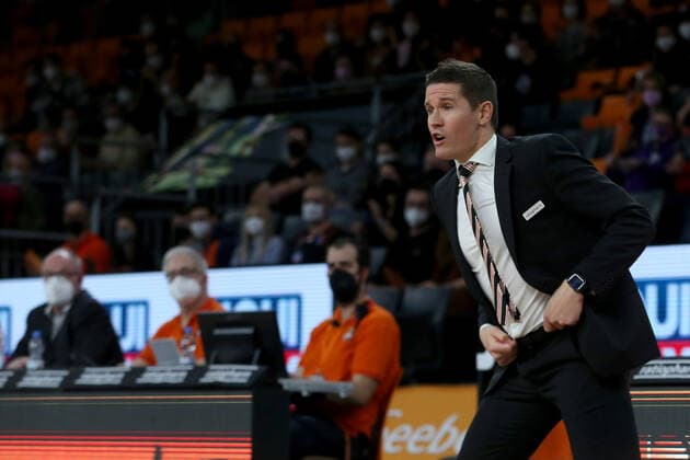 07.02.22, Neu Ulm, Deutschland, ratiopharm Arena, ratiopharm ulm vs. EWE Baskets Oldenburg - Basketball Bundesliga, Head Coach Jaka Lakovic (ratiopharm ulm) Schaut (Foto H. Langer) Neu Ulm ratiopharm Arena Bayern Deutschland