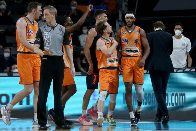 07.02.22, Neu Ulm, Deutschland, ratiopharm Arena, ratiopharm ulm vs. EWE Baskets Oldenburg - Basketball Bundesliga, Per Guenther (ratiopharm ulm) und Jaron Blossomgame (ratiopharm ulm) gestikuliert, gestik (Foto H. Langer) Neu Ulm ratiopharm Arena Bayern Deutschland