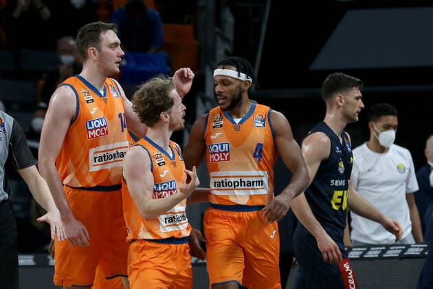 07.02.22, Neu Ulm, Deutschland, ratiopharm Arena, ratiopharm ulm vs. EWE Baskets Oldenburg - Basketball Bundesliga, Philipp Herkenhoff (ratiopharm ulm), Per Guenther (ratiopharm ulm) und Jaron Blossomgame (ratiopharm ulm) gestikuliert, gestik (Foto H. Langer) Neu Ulm ratiopharm Arena Bayern Deutschland