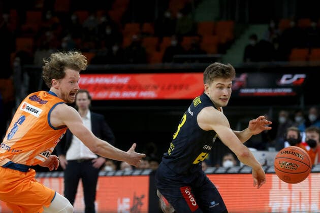 07.02.22, Neu Ulm, Deutschland, ratiopharm Arena, ratiopharm ulm vs. EWE Baskets Oldenburg - Basketball Bundesliga, Per Guenther (ratiopharm ulm) und Bennet Hundt (EWE Baskets Oldenburg) im Zweikampf (Foto H. Langer) Neu Ulm ratiopharm Arena Bayern Deutschland