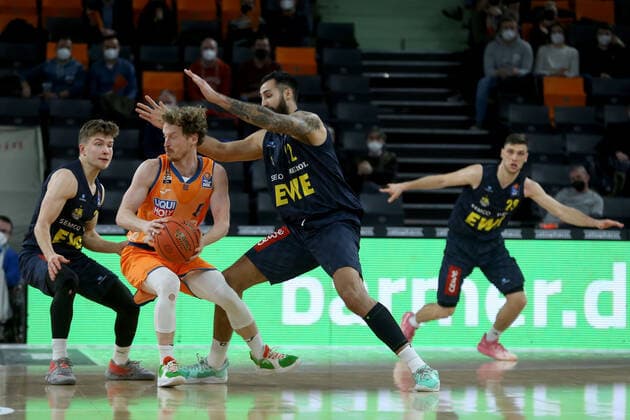 07.02.22, Neu Ulm, Deutschland, ratiopharm Arena, ratiopharm ulm vs. EWE Baskets Oldenburg - Basketball Bundesliga, Bennet Hundt (EWE Baskets Oldenburg), Per Guenther (ratiopharm ulm) und Martin Breunig (EWE Baskets Oldenburg) im Zweikampf (Foto H. Langer) Neu Ulm ratiopharm Arena Bayern Deutschland