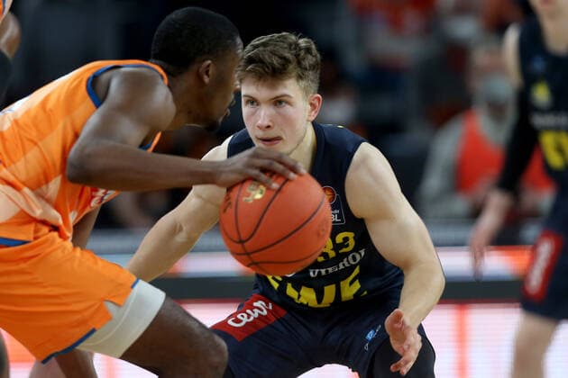 07.02.22, Neu Ulm, Deutschland, ratiopharm Arena, ratiopharm ulm vs. EWE Baskets Oldenburg - Basketball Bundesliga, Semaj Christon (ratiopharm ulm) und Bennet Hundt (EWE Baskets Oldenburg) im Zweikampf (Foto H. Langer) Neu Ulm ratiopharm Arena Bayern Deutschland