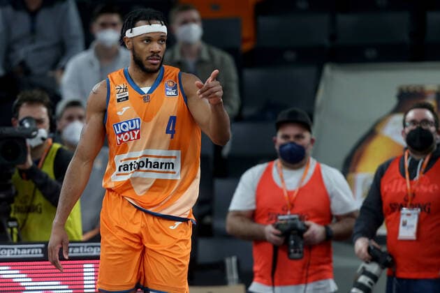 07.02.22, Neu Ulm, Deutschland, ratiopharm Arena, ratiopharm ulm vs. EWE Baskets Oldenburg - Basketball Bundesliga, Jaron Blossomgame (ratiopharm ulm) gestikuliert, gestik (Foto H. Langer) Neu Ulm ratiopharm Arena Bayern Deutschland