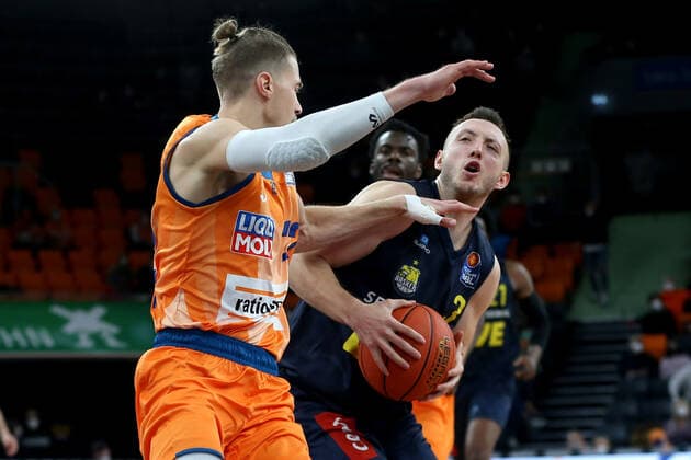 07.02.22, Neu Ulm, Deutschland, ratiopharm Arena, ratiopharm ulm vs. EWE Baskets Oldenburg - Basketball Bundesliga, Thomas Klepeisz (ratiopharm ulm) und Max Heidegger (EWE Baskets Oldenburg) im Zweikampf (Foto H. Langer) Neu Ulm ratiopharm Arena Bayern Deutschland