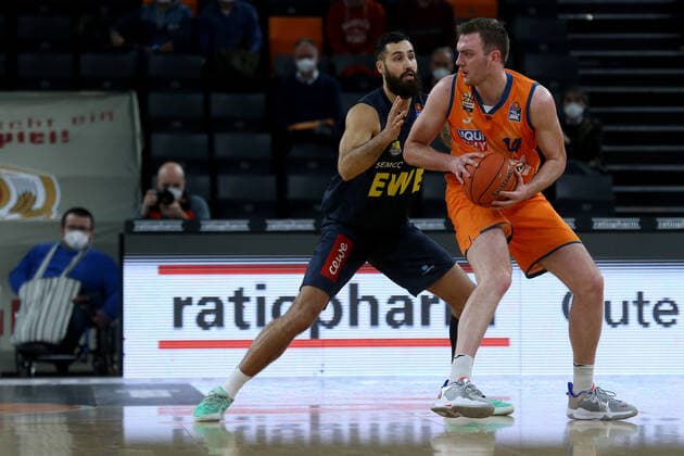 07.02.22, Neu Ulm, Deutschland, ratiopharm Arena, ratiopharm ulm vs. EWE Baskets Oldenburg - Basketball Bundesliga, Martin Breunig (EWE Baskets Oldenburg) und Philipp Herkenhoff (ratiopharm ulm) im Zweikampf (Foto H. Langer) Neu Ulm ratiopharm Arena Bayern Deutschland