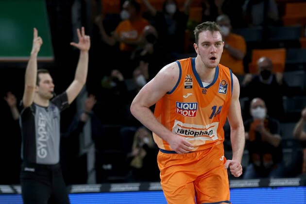 07.02.22, Neu Ulm, Deutschland, ratiopharm Arena, ratiopharm ulm vs. EWE Baskets Oldenburg - Basketball Bundesliga, Philipp Herkenhoff (ratiopharm ulm) gestikuliert, gestik (Foto H. Langer) Neu Ulm ratiopharm Arena Bayern Deutschland