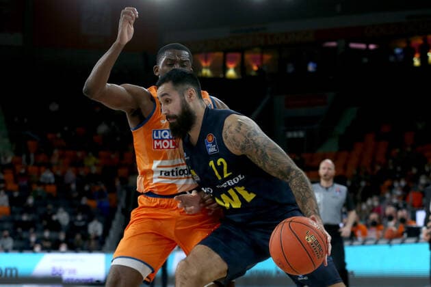 07.02.22, Neu Ulm, Deutschland, ratiopharm Arena, ratiopharm ulm vs. EWE Baskets Oldenburg - Basketball Bundesliga, Semaj Christon (ratiopharm ulm) und Martin Breunig (EWE Baskets Oldenburg) im Zweikampf (Foto H. Langer) Neu Ulm ratiopharm Arena Bayern Deutschland