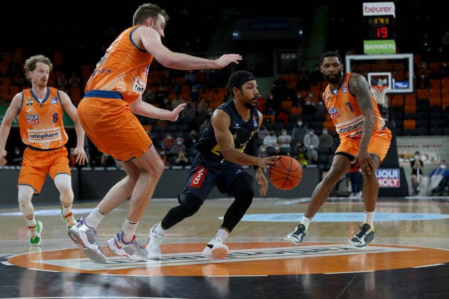 07.02.22, Neu Ulm, Deutschland, ratiopharm Arena, ratiopharm ulm vs. EWE Baskets Oldenburg - Basketball Bundesliga, Per Guenther (ratiopharm ulm), Philipp Herkenhoff (ratiopharm ulm), Phil Pressey (EWE Baskets Oldenburg) und Sindarius Thornwell (ratiopharm ulm) im Zweikampf (Foto H. Langer) Neu Ulm ratiopharm Arena Bayern Deutschland