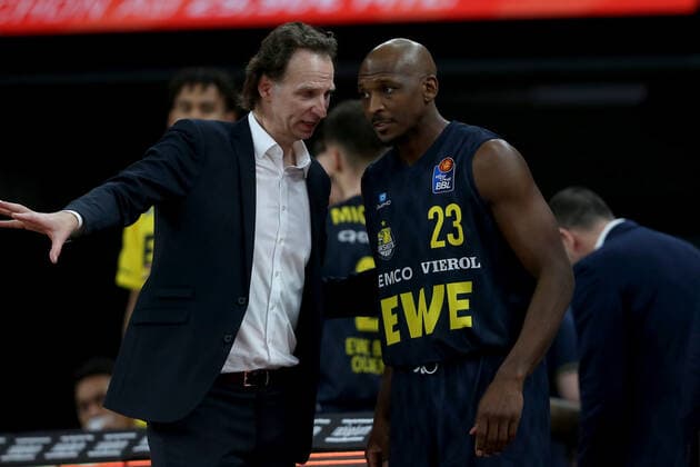 07.02.22, Neu Ulm, Deutschland, ratiopharm Arena, ratiopharm ulm vs. EWE Baskets Oldenburg - Basketball Bundesliga, Trainer Ingo Freyer (EWE Baskets Oldenburg) und Rickey Paulding (EWE Baskets Oldenburg) gestikuliert, gestik (Foto H. Langer) Neu Ulm ratiopharm Arena Bayern Deutschland