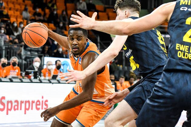 GER, BBL, ratiopharm ulm vs EWE Baskets Oldenburg 07.02.2022, ratiopharm arena, Neu-Ulm, GER, BBL, ratiopharm ulm vs EWE Baskets Oldenburg, im Bild Semaj Christon (Ulm, 0) setzt sich gegen Alen Pjanic (Oldenburg, 35) durch