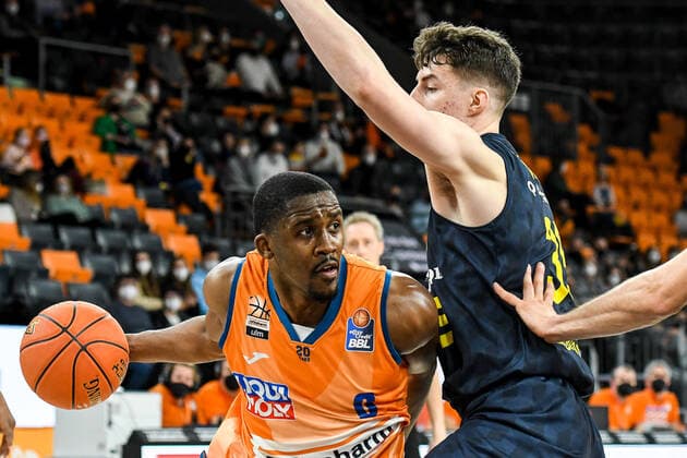GER, BBL, ratiopharm ulm vs EWE Baskets Oldenburg 07.02.2022, ratiopharm arena, Neu-Ulm, GER, BBL, ratiopharm ulm vs EWE Baskets Oldenburg, im Bild Semaj Christon (Ulm, 0) setzt sich gegen Alen Pjanic (Oldenburg, 35) durch
