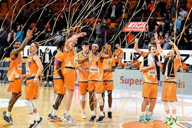 Sport Themen der Woche KW06 Sport Bilder des Tages GER, BBL, ratiopharm ulm vs EWE Baskets Oldenburg 07.02.2022, ratiopharm arena, Neu-Ulm, GER, BBL, ratiopharm ulm vs EWE Baskets Oldenburg, im Bild Ulmer Spieler jubeln nach Spielende, Jaron Blossomgame (Ulm, 4) in der Bildmitte