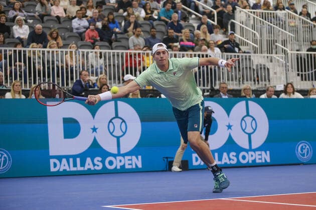 Tennis, ATP-Turnier in Dallas DALLAS, TX - FEBRUARY 07: John Isner (USA) stretches for a forehand during the first round of the Dallas Open on February 7, 2022 at the Styslinger Altec Tennis Complex in Dallas, TX. (Photo by George Walker Icon Sportswire) TENNIS: FEB 07 Dallas Open Icon22020755