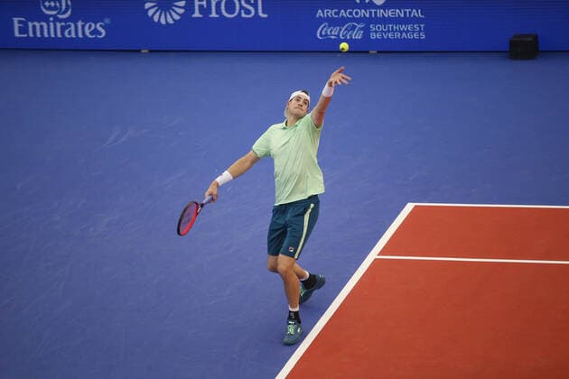 Tennis, ATP-Turnier in Dallas DALLAS, TX - FEBRUARY 07: John Isner (USA) serves during the first round of the Dallas Open on February 7, 2022 at the Styslinger Altec Tennis Complex in Dallas, TX. (Photo by George Walker Icon Sportswire) TENNIS: FEB 07 Dallas Open Icon22020761