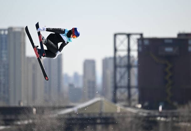 Sport Bilder des Tages (220208) -- BEIJING, Feb. 8, 2022 -- Gu Ailing of China competes during women s freeski big air final at Big Air Shougang in Beijing, capital of China, Feb. 8, 2022. ) (BEIJING2022)CHINA-BEIJING-OLYMPIC Winter games, Winterspiele,Spiele, Summer games WOMEN S FREESKI BIG AIR-FINAL (CN) LixGa 