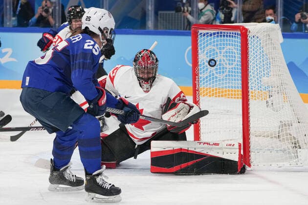(220208) -- BEIJING, Feb. 8, 2022 -- Alex Carpenter (front) of the United States scores during the Ice hockey, Eishockey women s preliminary round group A match between Canada and the United States at Wukesong Sports Centre in Beijing, capital of China, Feb. 8, 2022. ) (BEIJING2022)CHINA-BEIJING-OLYMPIC Winter games, Winterspiele,Spiele, Summer games ICE HOCKEY-WOMEN S PRELIMINARY-CANADA VS U.S. (CN) DuxYu 
