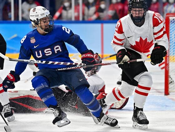 (220208) -- BEIJING, Feb. 8, 2022 -- Amanda Kessel (L) of the United States clashes with Sarah Fillier of Canada during the Ice hockey, Eishockey women s preliminary round group A match between Canada and the United States at Wukesong Sports Centre in Beijing, capital of China, Feb. 8, 2022. ) (BEIJING2022)CHINA-BEIJING-OLYMPIC Winter games, Winterspiele,Spiele, Summer games ICE HOCKEY-WOMEN S PRELIMINARY-CANADA VS U.S. (CN) SongxYanhua 