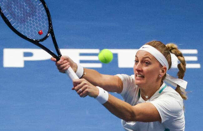 ST PETERSBURG, RUSSIA - FEBRUARY 8, 2022: Petra Kvitova of the Czech Republic in her Round of 32 tennis singles match against Germany s Niemeier at the 2022 WTA, Tennis Damen St Petersburg Ladies Trophy at Sibur Arena. Alexander Demianchuk TASS  TS121E51