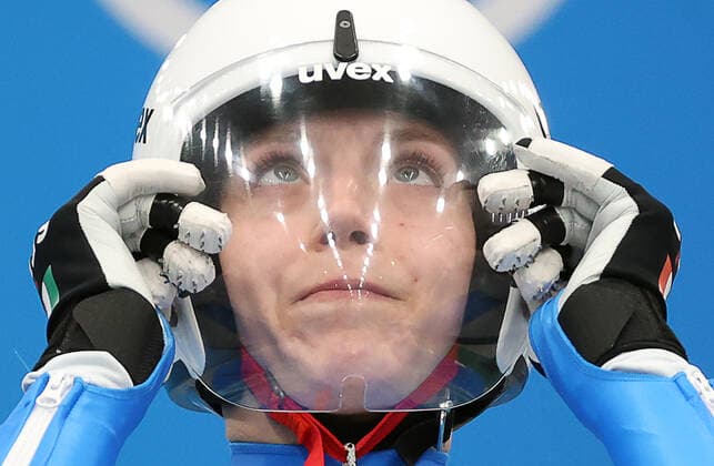 Sport Bilder des Tages BEIJING, CHINA - FEBRUARY 8, 2022: Italy s Verena Hofer competes in a women s singles luge heat at the Yanqing National Sliding Centre during the 2022 Winter Olympic Games, Olympische Spiele, Olympia, OS Anton Novoderezhkin TASS  TS121EE0