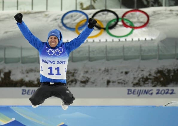 Bilder des Jahres 2022, Sport 02 Februar Sport Themen der Woche KW06 Quentin Fillon Maillet of France jumps on the podium after winning the gold medal in the Men s 20km Individual Biathlon event at the 2022 Winter Olympics in Zhangjiakou, China on Tuesday, February 8, 2022. Anton Smolski of Belarus won the silver and Norway s Johannes Thingnes Boe won the bronze .  OLY20220208604 BOBxSTRONG