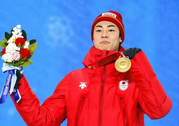 Beijing Olympics: Ski jumping, Skispringen, Ski, nordisch Japan s Ryoyu Kobayashi poses with his gold medal for the men s normal hill individual ski jumping at the Beijing Winter Olympics on Feb. 8, 2022, in Zhangjiakou, China.  A14AA0001235049P