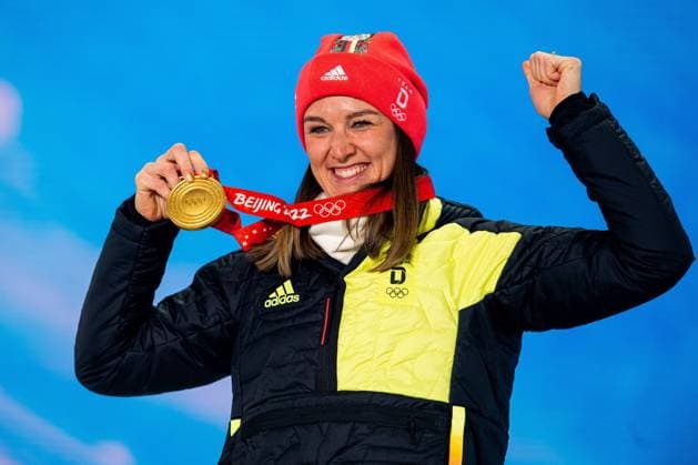 Bilder des Jahres 2022, Sport 02 Februar Sport Themen der Woche KW06 Sport Bilder des Tages 220208 Denise Herrmann of Germany celebrates with her gold medal at the medal ceremony for women s biathlon 15 km individual during day 4 of the 2022 Winter Olympics on February 8, 2022 in Zhangjiakou. Photo: Vegard Grott BILDBYRAN kod VG VG0231 bbeng Olympic Games, Olympische Spiele, Olympia, OS olympics winter olympics os ol olympiska spel vinter-os olympiske leker peking peking 2022 beijing 2022 beijing 2022 olympic games beijing 2022 winter olympic games peking-os beijing-ol vinter-ol medaljceremoni medaljeseremoni medal ceremony skidskytte biathlon skiskyting dam tyskland jubel *** 220208 Denise Herrmann of Germany celebrates with her gold medal at the medal ceremony for women s biathlon 15 km individual during day 4 of the 2022 Winter Olympics on February 8, 2022 in Zhangjiakou Photo Vegard Grott BILDBYRAN kod VG VG0231 bbeng olympic games olympics winter olympics os ol olympics winter os olympics peking peking Beijing 2022 beijing 2022 beijing 2022 olympic games beijing 2022 winter olympic games beijing os beijing ol winter ol medal ceremony medal ceremony medal ceremony biathlon biathlon biathlon dam germany cheer,  Copyright: VEGARDxGRoTT BB220208VG069