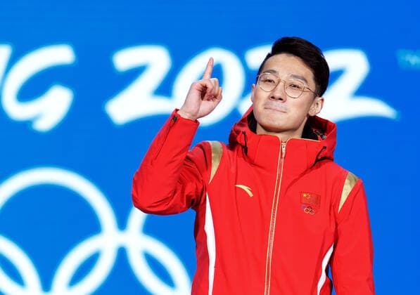 (220208) -- BEIJING, Feb. 8, 2022 -- Gold medalist Ren Ziwei of China reacts during the awarding ceremony of men s 1000m of short track Speed skating, Eisschnelllauf at the Beijing Medals Plaza of the Winter Olympics in Beijing, capital of China, Feb. 8, 2022. ) (BEIJING2022)CHINA-ZHANGJIAKOU-OLYMPIC Winter games, Winterspiele,Spiele, Summer games SHORT TRACK SPEED SKATING-AWARDING CEREMONY (CN) JuxHuanzong 