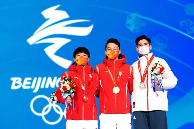 (220208) -- BEIJING, Feb. 8, 2022 -- Gold medalist Ren Ziwei (C) of China, silver medalist Li Wenlong (L) of China and bronze medalist Shaoang Liu of Hungary pose for a photo during the awarding ceremony of men s 1000m of short track Speed skating, Eisschnelllauf at the Beijing Medals Plaza of the Winter Olympics in Beijing, capital of China, Feb. 8, 2022. ) (BEIJING2022)CHINA-ZHANGJIAKOU-OLYMPIC Winter games, Winterspiele,Spiele, Summer games SHORT TRACK SPEED SKATING-AWARDING CEREMONY (CN) JuxHuanzong