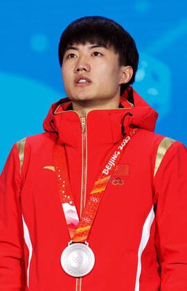 (220208) -- BEIJING, Feb. 8, 2022 -- Silver medalist Li Wenlong of China reacts during the awarding ceremony of men s 1000m of short track Speed skating, Eisschnelllauf at the Beijing Medals Plaza of the Winter Olympics in Beijing, capital of China, Feb. 8, 2022. ) (BEIJING2022)CHINA-ZHANGJIAKOU-OLYMPIC Winter games, Winterspiele,Spiele, Summer games SHORT TRACK SPEED SKATING-AWARDING CEREMONY (CN) JuxHuanzong 