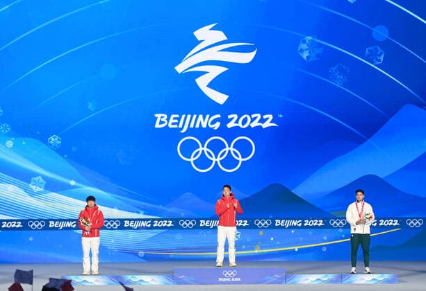 (220208) -- BEIJING, Feb. 8, 2022 -- Gold medalist Ren Ziwei (C) of China, silver medalist Li Wenlong (L) of China and bronze medalist Shaoang Liu of Hungary pose for a photo during the awarding ceremony of men s 1000m of short track Speed skating, Eisschnelllauf at the Beijing Medals Plaza of the Winter Olympics in Beijing, capital of China, Feb. 8, 2022. ) (BEIJING2022)CHINA-ZHANGJIAKOU-OLYMPIC Winter games, Winterspiele,Spiele, Summer games SHORT TRACK SPEED SKATING-AWARDING CEREMONY (CN) HuangxZongzhi