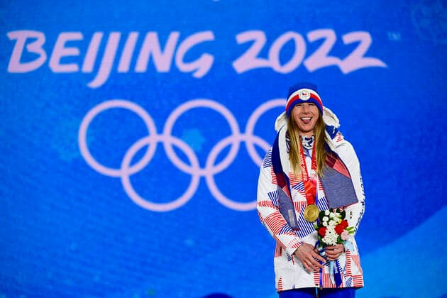 Bilder des Jahres 2022, Sport 02 Februar Sport Themen der Woche KW06 Gold medal winner Ester Ledecka from Czech Republic on the podium during the snowboard medal ceremony at Zhangjiakou National CC Skiing Centre, China, on February 8, 2022, during the 2022 Winter Olympics. (CTKxPhoto RomanxVondrous) CTKPhotoP2022020813515 