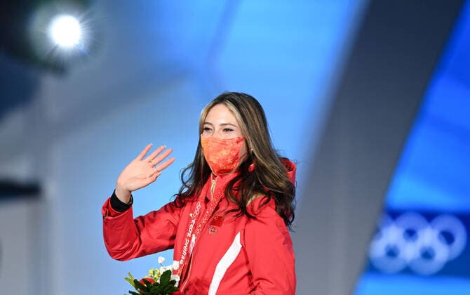 (220208) -- BEIJING, Feb. 8, 2022 -- Gold medalist Gu Ailing of China reacts during the awarding ceremony of women s freeski big air at the Beijing Medals Plaza of the Winter Olympics in Beijing, capital of China, Feb. 8, 2022. ) (BEIJING2022)CHINA-ZHANGJIAKOU-OLYMPIC Winter games, Winterspiele,Spiele, Summer games WOMEN S FREESKI BIG AIR-AWARDING CEREMONY (CN) HuangxZongzhi 