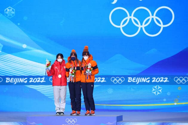 (L-R) Miho Takagi (JPN), Ireen Wust, Antoinette de Jong (NED), FEBRUARY 8, 2022 - Speed skating, Eisschnelllauf : Women s 1500m Medal Ceremony during the Beijing 2022 Olympic Winter games, Winterspiele,Spiele, Summer games at Beijing Medal Plaza in Beijing, China.  (180182905)