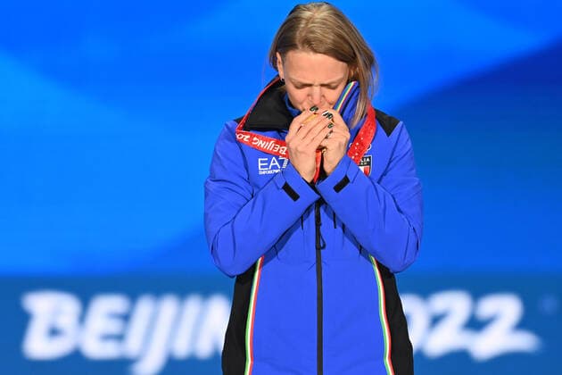 (220208) -- BEIJING, Feb. 8, 2022 -- Gold medalist Arianna Fontana of Italy reacts during the awarding ceremony of women s 500m short track Speed skating, Eisschnelllauf at the Beijing Medals Plaza of the Winter Olympics in Beijing, capital of China, Feb. 8, 2022. ) (BEIJING2022)CHINA-BEIJING-OLYMPIC Winter games, Winterspiele,Spiele, Summer games SHORT TRACK SPEED SKATING-AWARDING CEREMONY (CN) HuangxZongzhi 