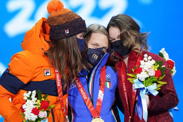 (220208) -- BEIJING, Feb. 8, 2022 -- Silver medallist Netherland s Suzanne Schulting (L), gold medallist Italy s Arianna Fontana (C) and bronze medallist Canada s Kim Boutin react during the awarding ceremony of women s 500m short track Speed skating, Eisschnelllauf at the Beijing Medals Plaza of the Winter Olympics in Beijing, capital of China, Feb. 8, 2022. ) (BEIJING2022)CHINA-BEIJING-OLYMPIC Winter games, Winterspiele,Spiele, Summer games SHORT TRACK SPEED SKATING-AWARDING CEREMONY (CN) JuxHuanzong