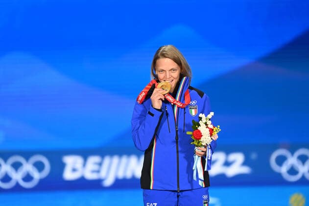 (220208) -- BEIJING, Feb. 8, 2022 -- Gold medalist Arianna Fontana of Italy reacts during the awarding ceremony of women s 500m short track Speed skating, Eisschnelllauf at the Beijing Medals Plaza of the Winter Olympics in Beijing, capital of China, Feb. 8, 2022. ) (BEIJING2022)CHINA-BEIJING-OLYMPIC Winter games, Winterspiele,Spiele, Summer games SHORT TRACK SPEED SKATING-AWARDING CEREMONY (CN) HuangxZongzhi 